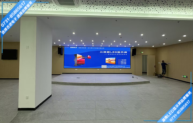 長沙寧鄉(xiāng)縣某中學報告大廳LED顯示屏.jpg